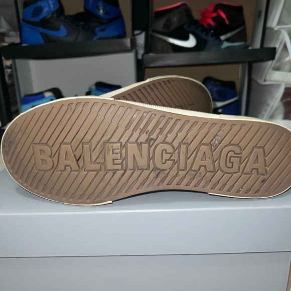 Balenciaga - Picture 4 of 8